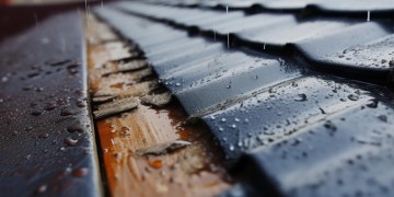 楼顶漏雨需要物业维修吗？